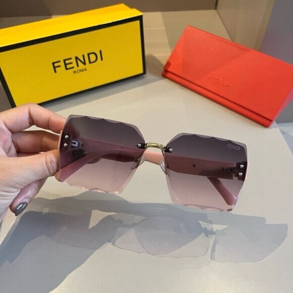 FENDI FF Logo Oversize Sunglasses - Picture 7 of 9